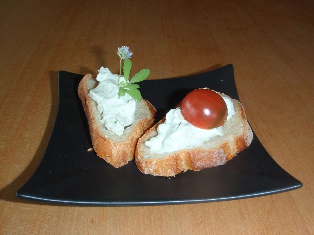 Petits pains avec fromage de chèvre à tartiner au trèfle à quatre feuilles