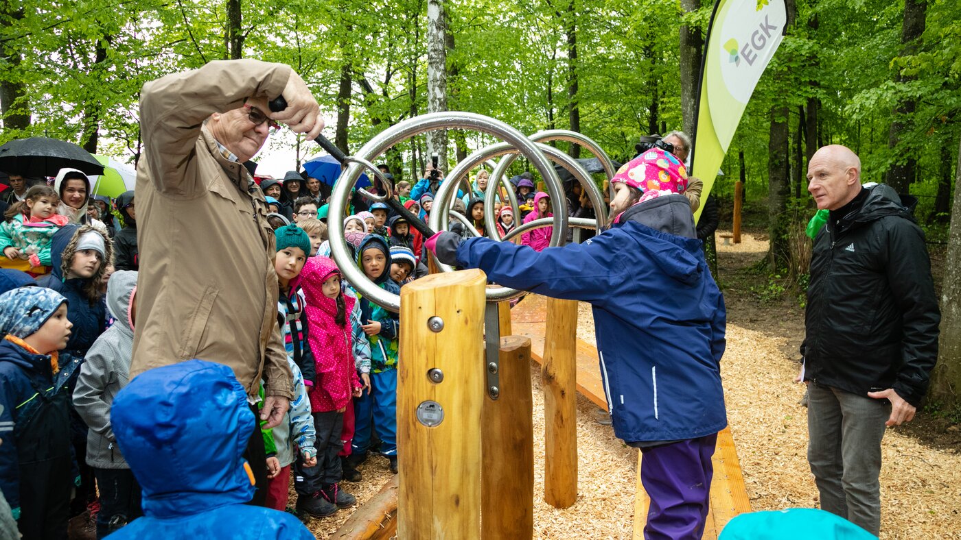 Spielplatz Grossvater Enkelin
