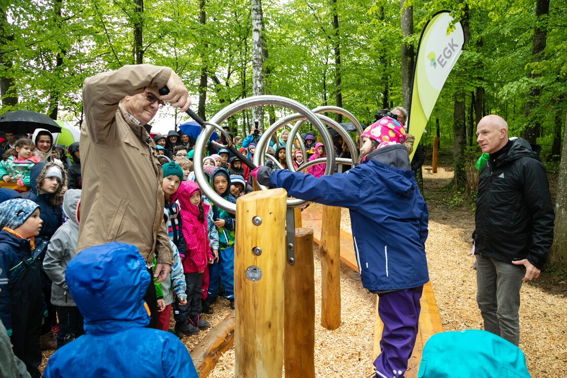 Spielplatz Grossvater Enkelin