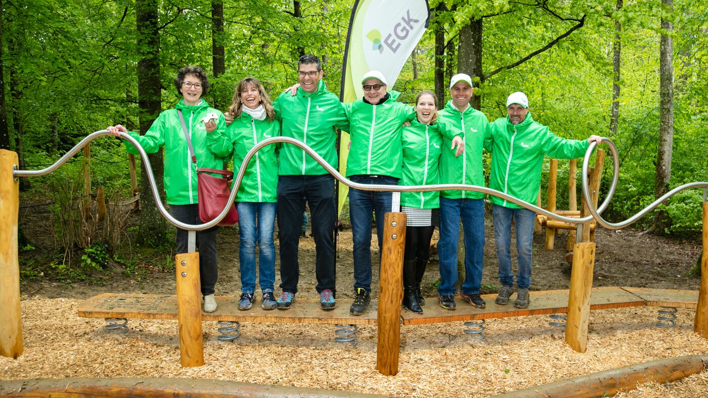 Menschen ballancieren auf Spielplatz