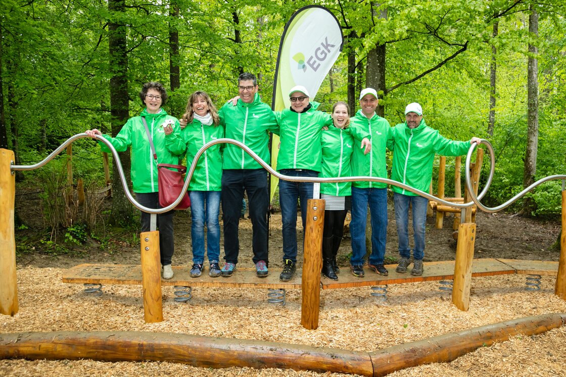 Menschen ballancieren auf Spielplatz