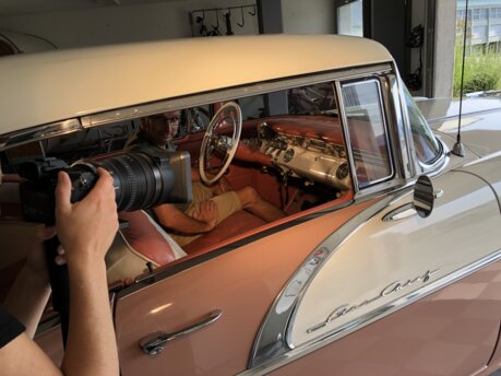 Mann in Oldtimer gefilmt