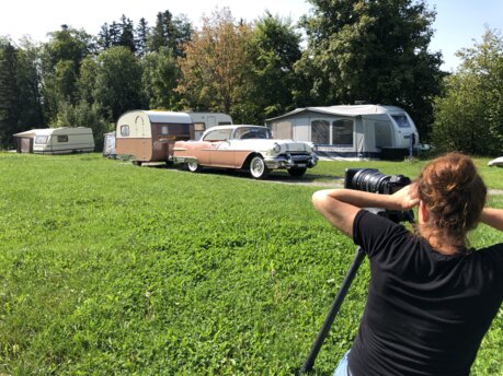 Frau filmt Oldtimer