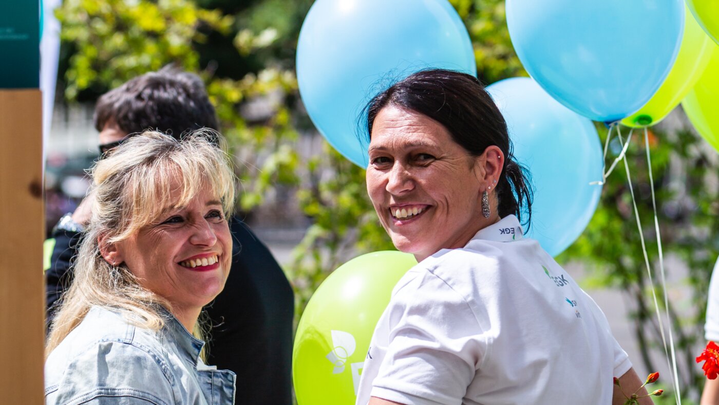Frauen verteilen Ballone