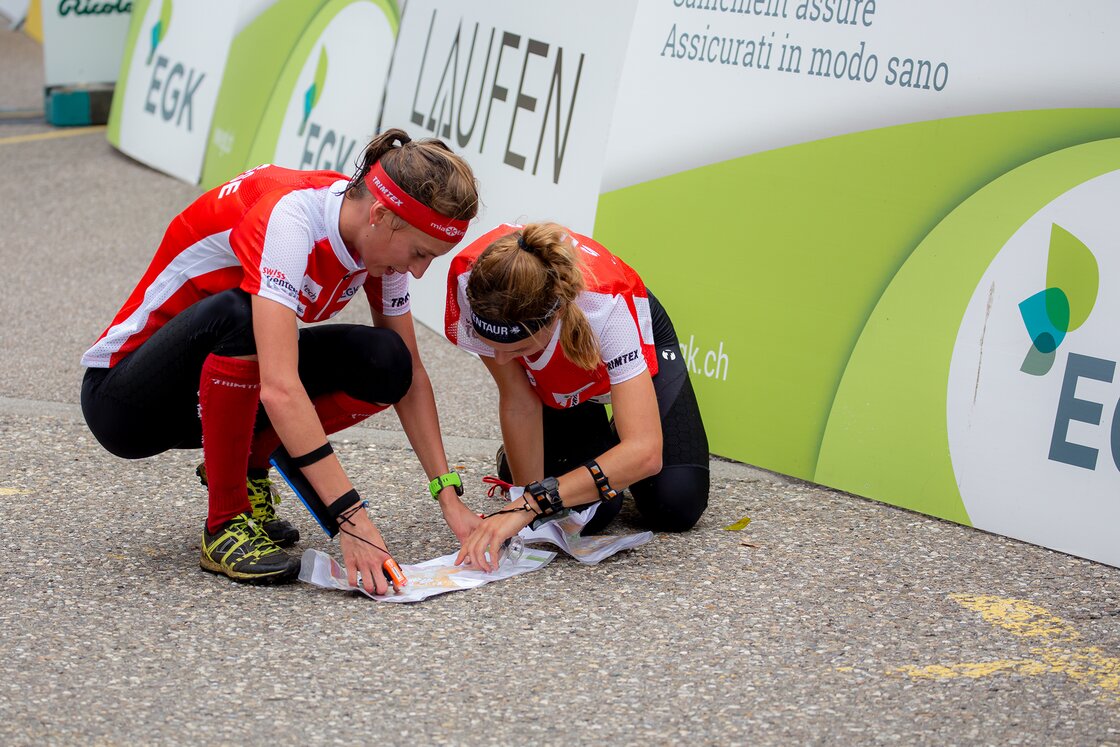 OL-Läuferinnen lesen Karte