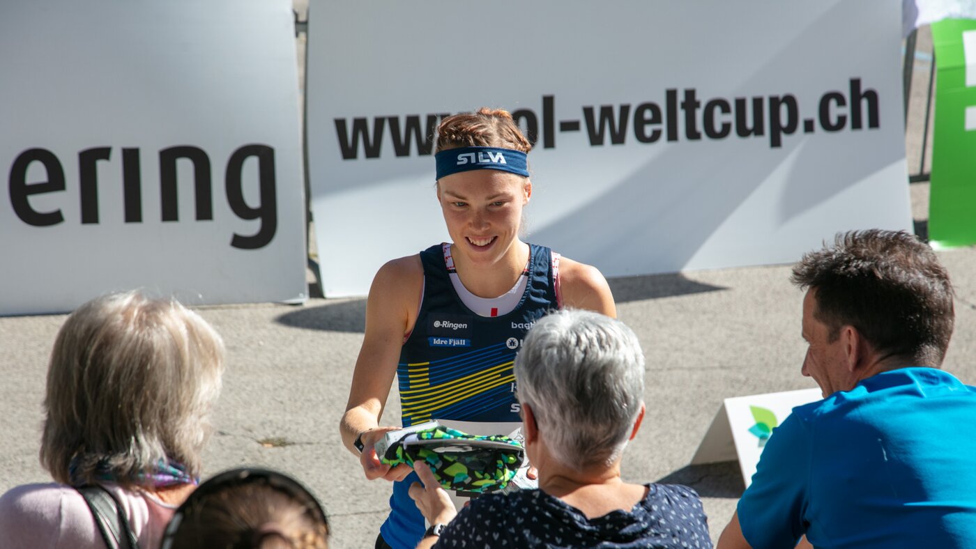 OL-Läuferin verteilt Halstücher