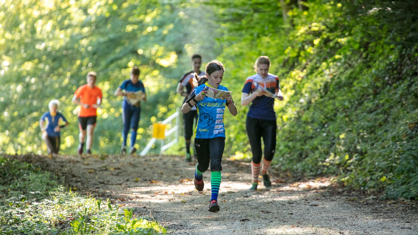 Kinder beim Orientierungslauf