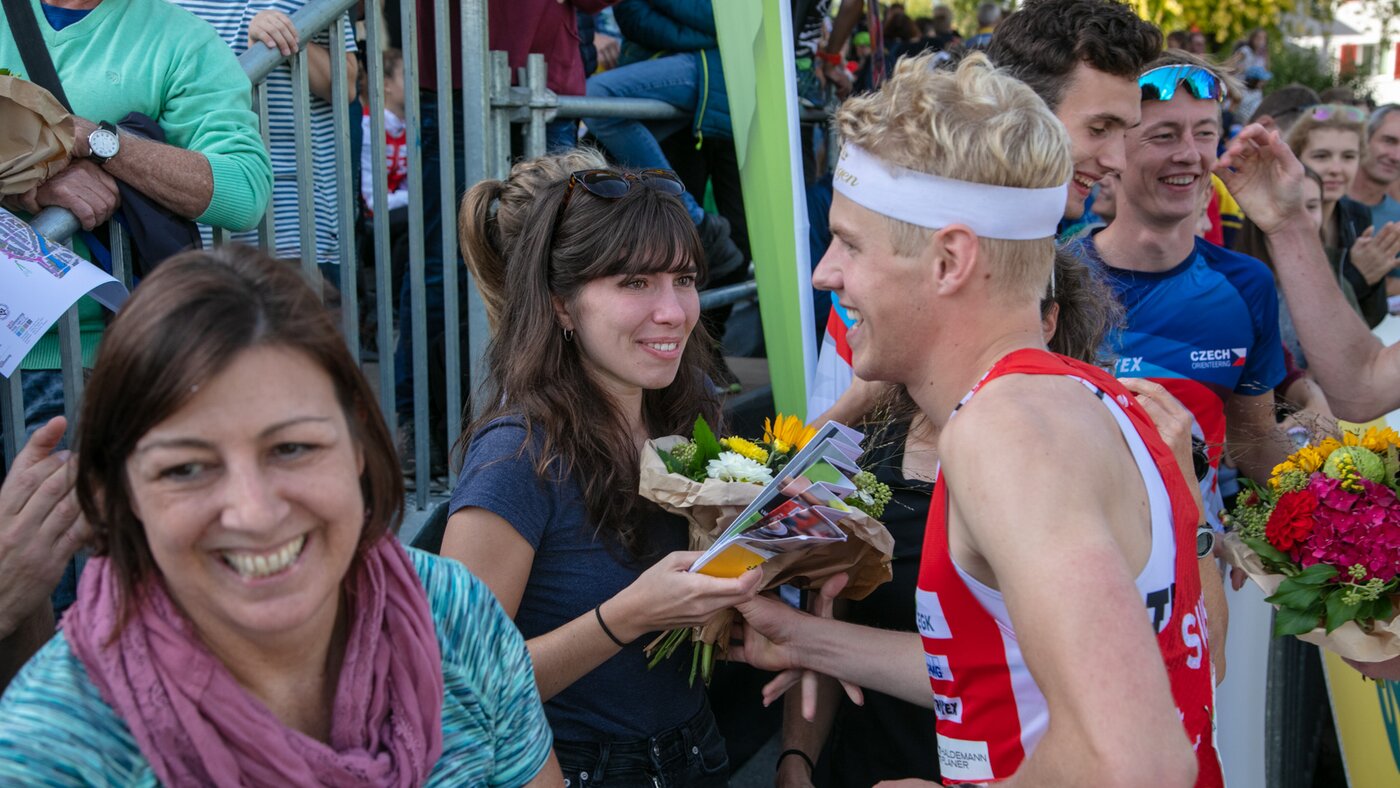 OL-Läufer mit Fans