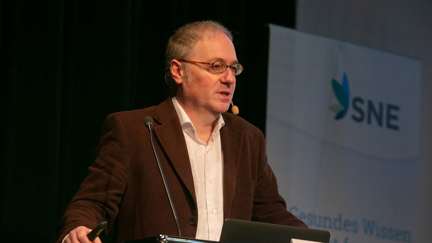 Mann hält Ansprache