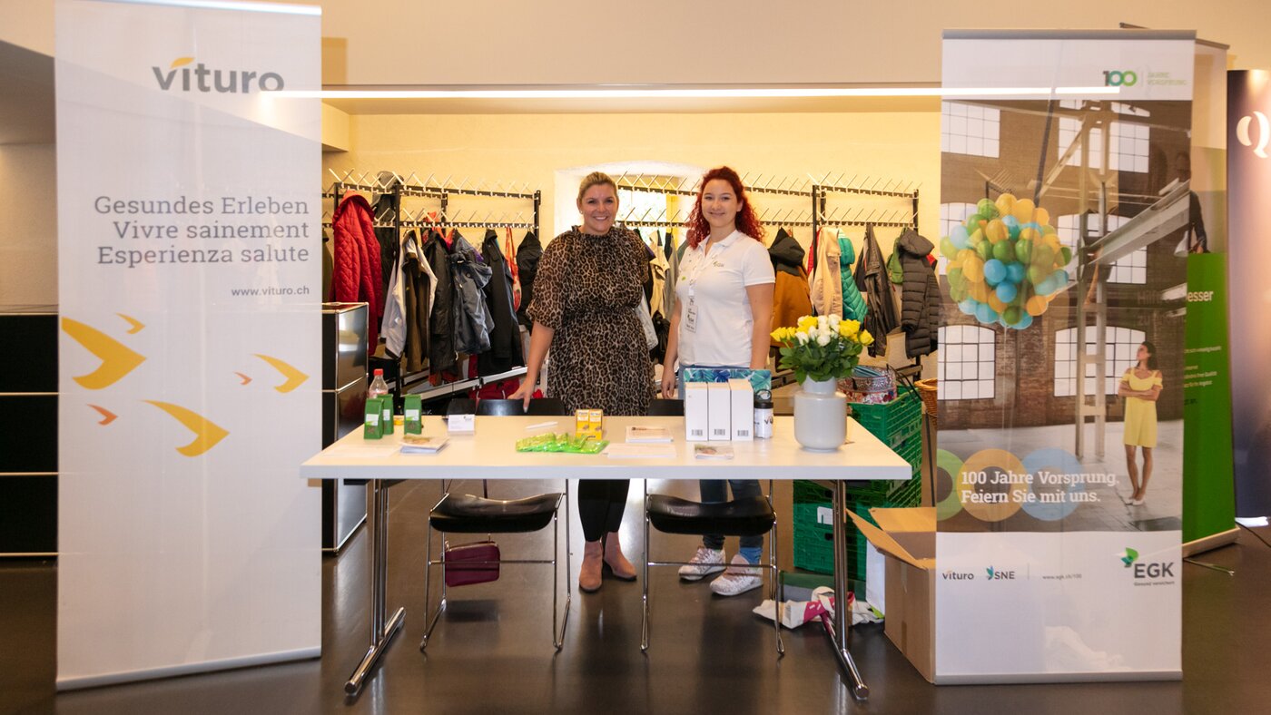 Frauen an Ausstellungsstand