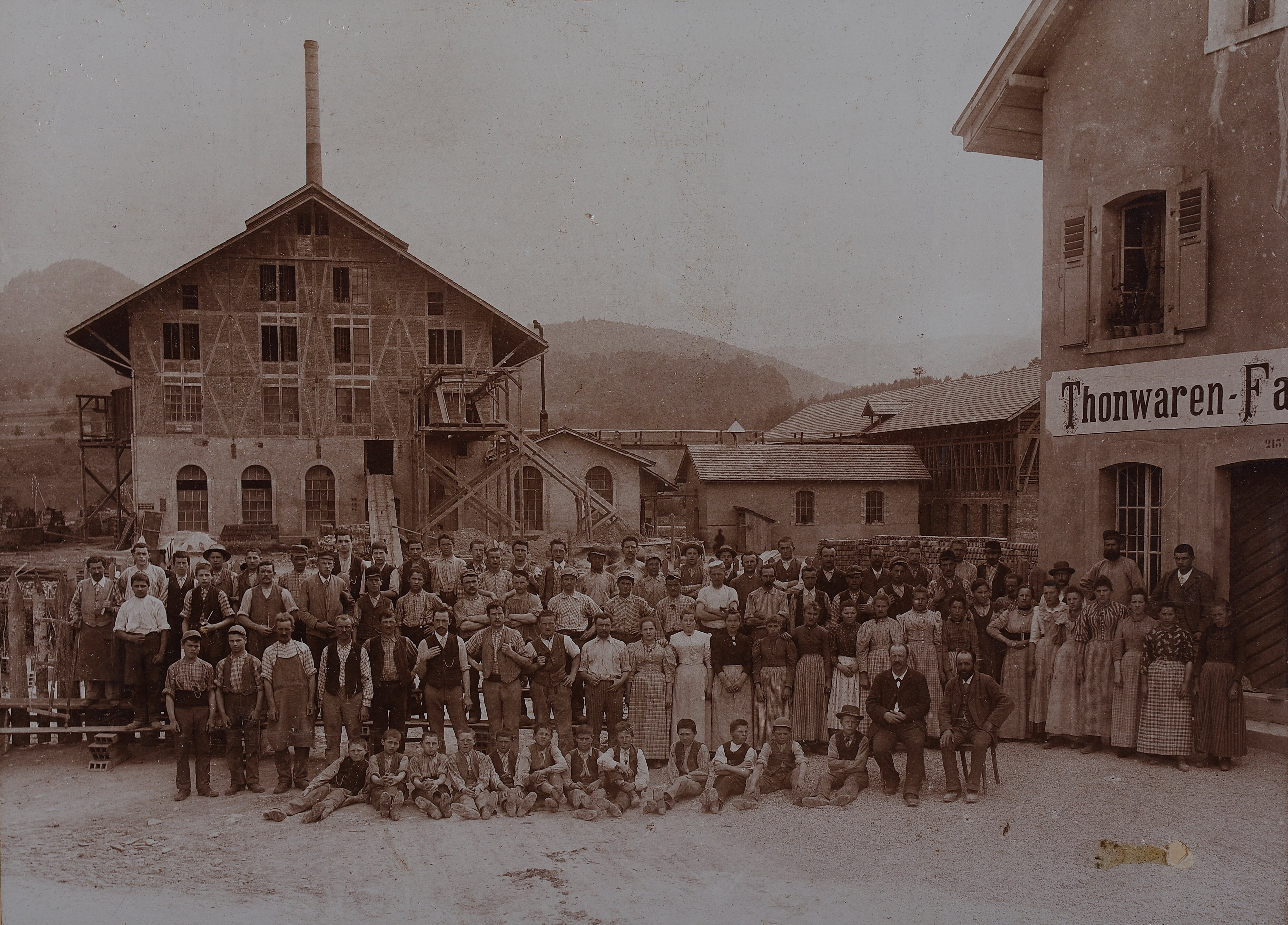 Arbeiter vor Tonwarenfabrik