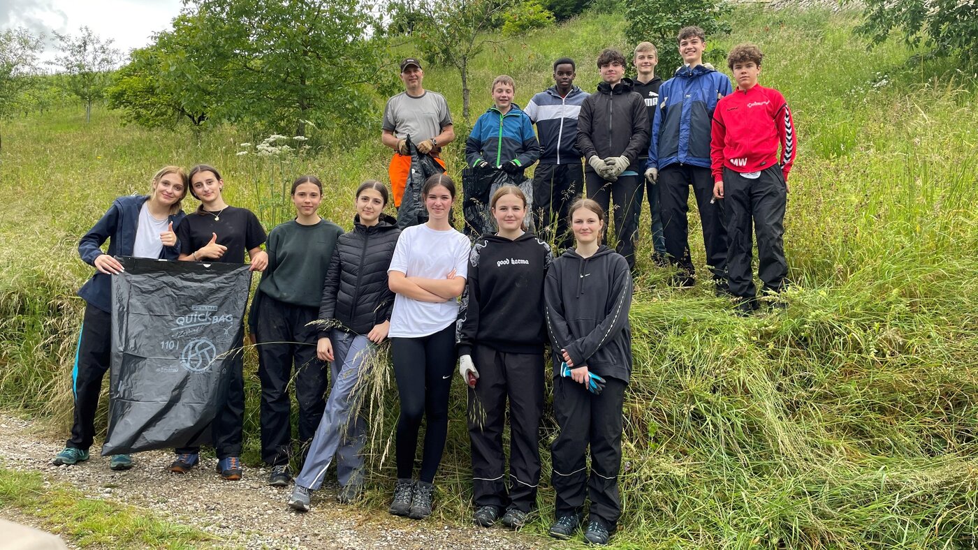 Gruppenfoto Helferinnen und Helfer Neophyten-Anlass