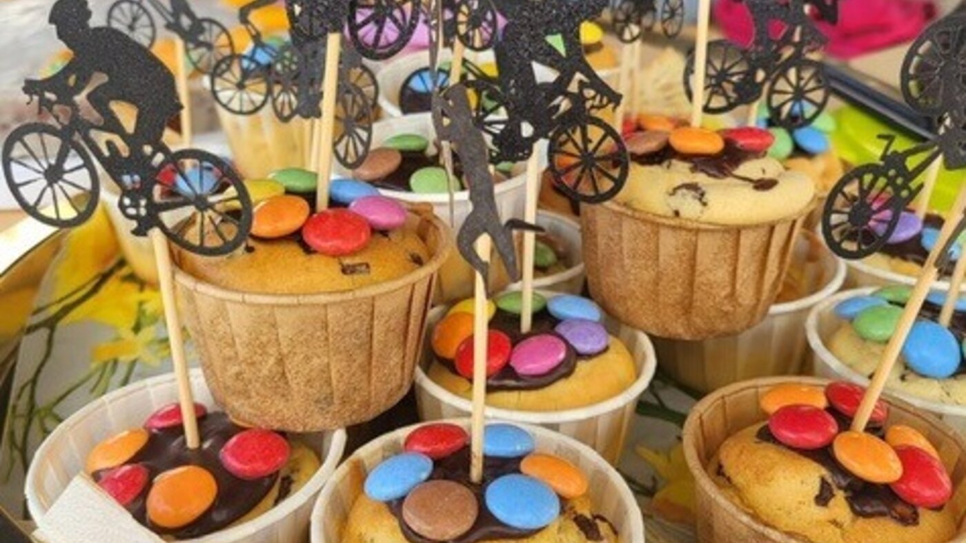 Muffins decorated with Smarties and Velos