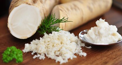 Ganzer und geriebener Meerrettich
