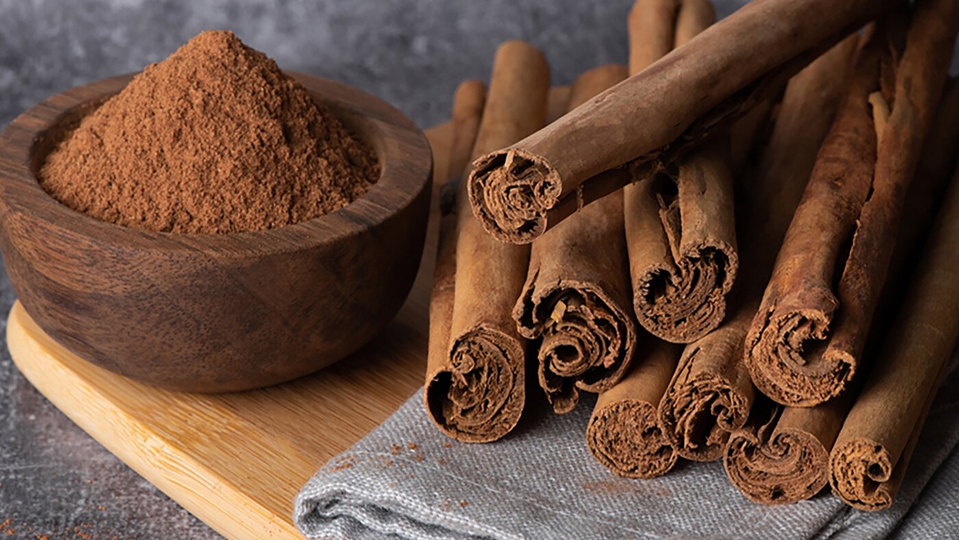 Cinnamon sticks and powder