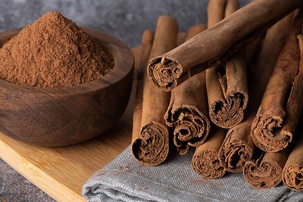Cinnamon sticks and powder