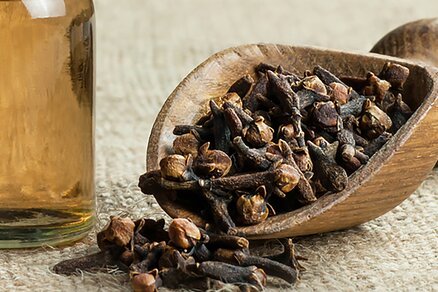 Cloves and clove oil