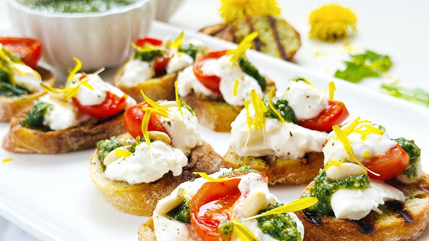 Brotscheiben mit Löwenzahn-Pesto