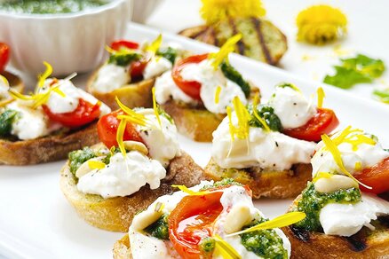 Brotscheiben mit Löwenzahn-Pesto