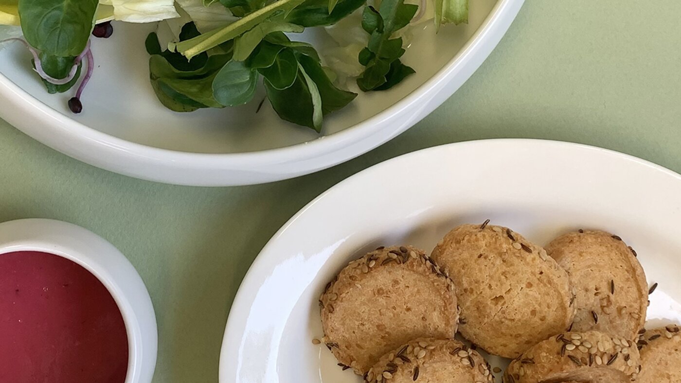 Biscotti al carvi con insalata