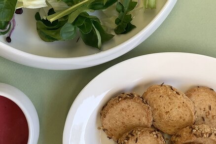 Kümmel-Käsegebäck mit Salat