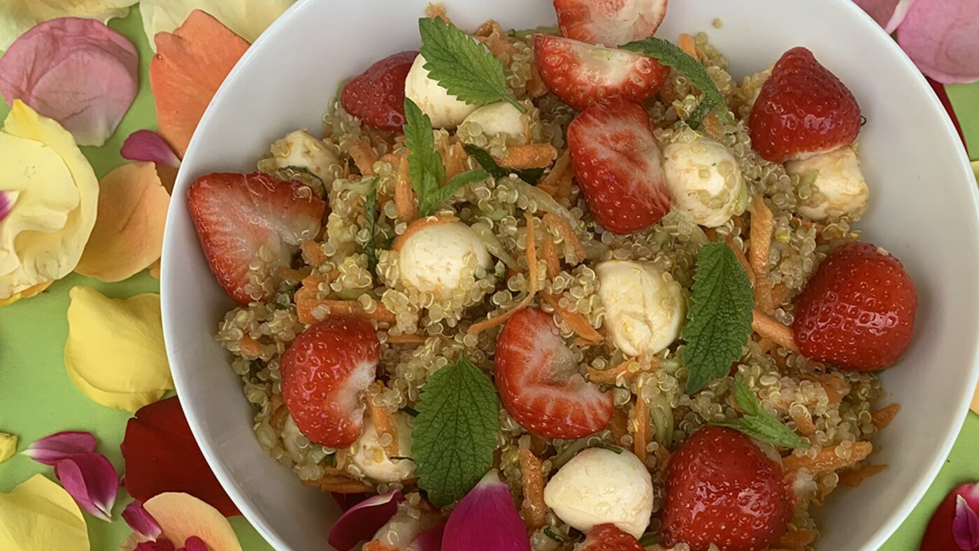 Insalata primaverile di quinoa con melissa