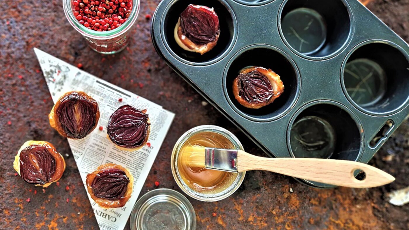 Tatin de tarte à l'oignon sur plaque à muffins
