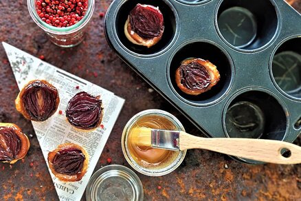 Zwiebel-Tarte Tatins auf Muffin-Blech