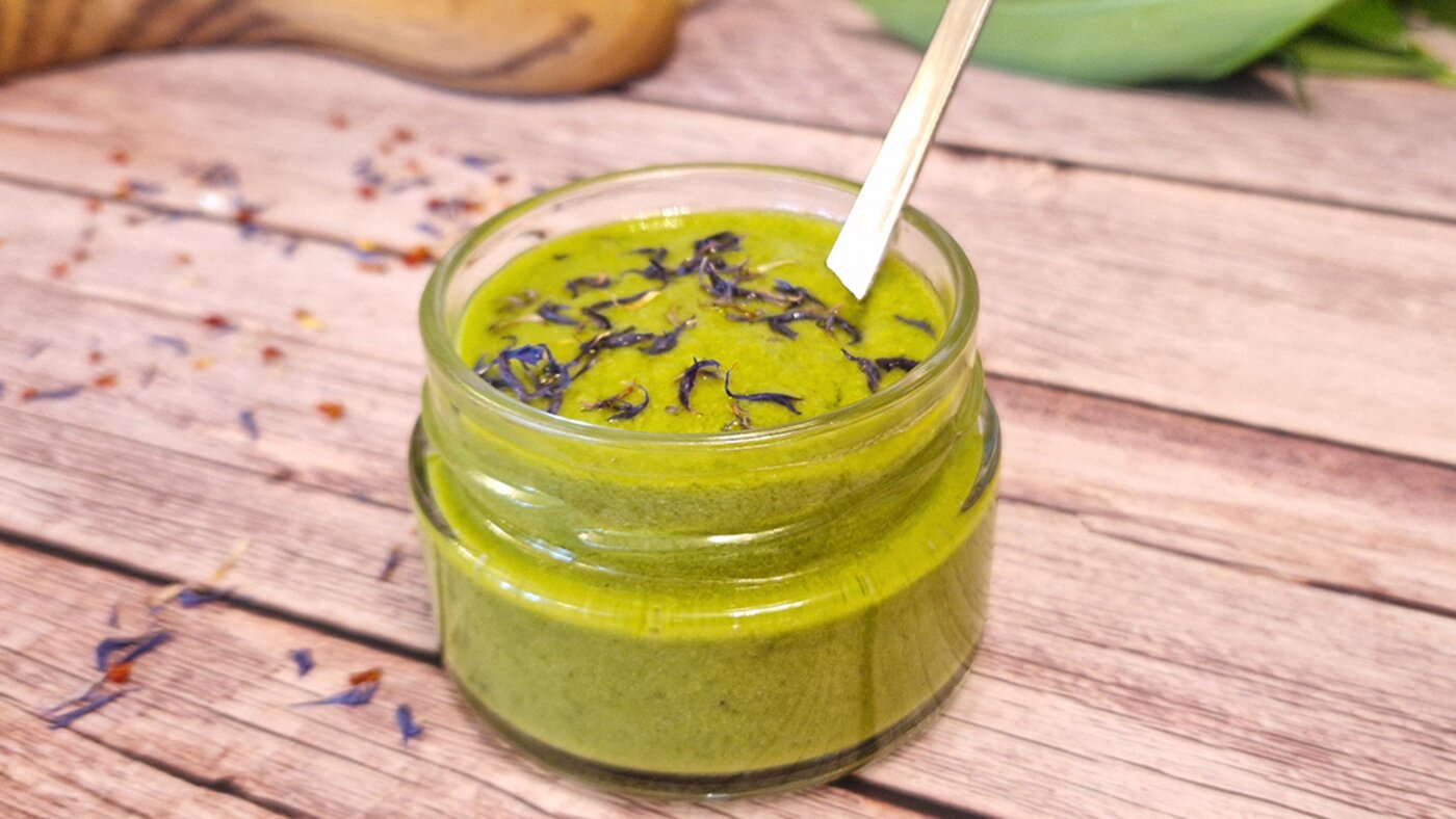 Pot de pesto de feuilles de bourrache
