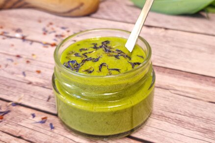 Glas mit Pesto aus Borretsch-Blättern