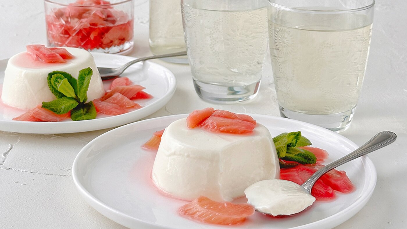Sformato di yogurt al sambuco con rabarbaro