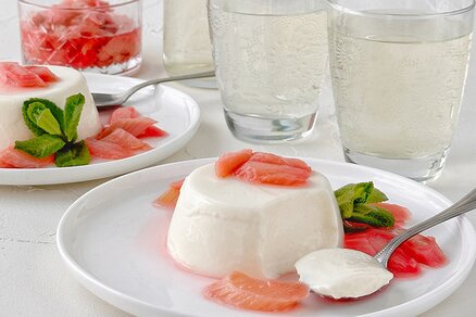 Sformato di yogurt al sambuco con rabarbaro