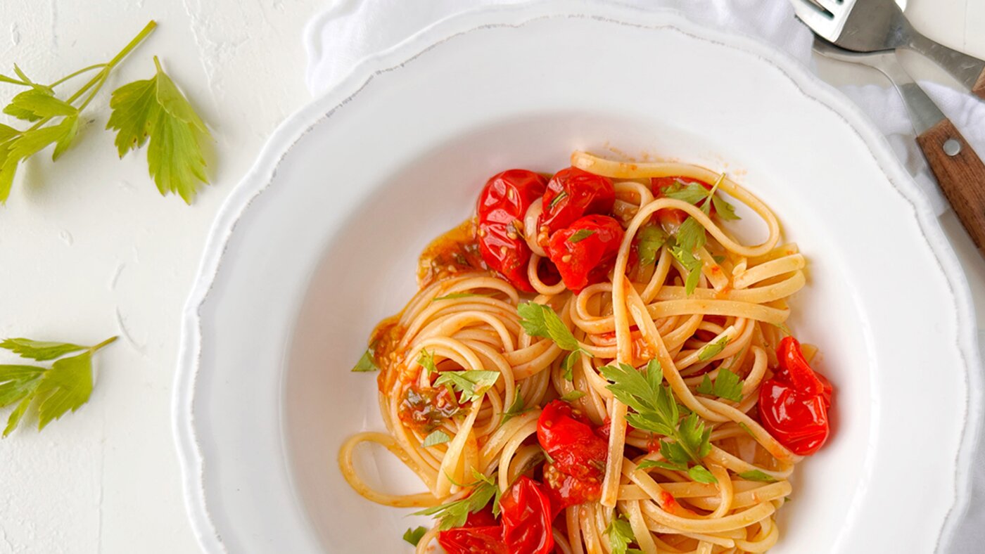 Linguine con levistico e pomodorini