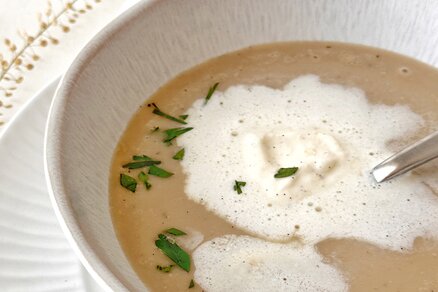 Waldmeistersuppe mit Vanille