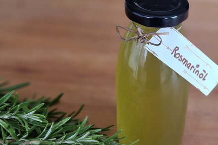 Rosmarin und hausgemachtes Rosmarinöl