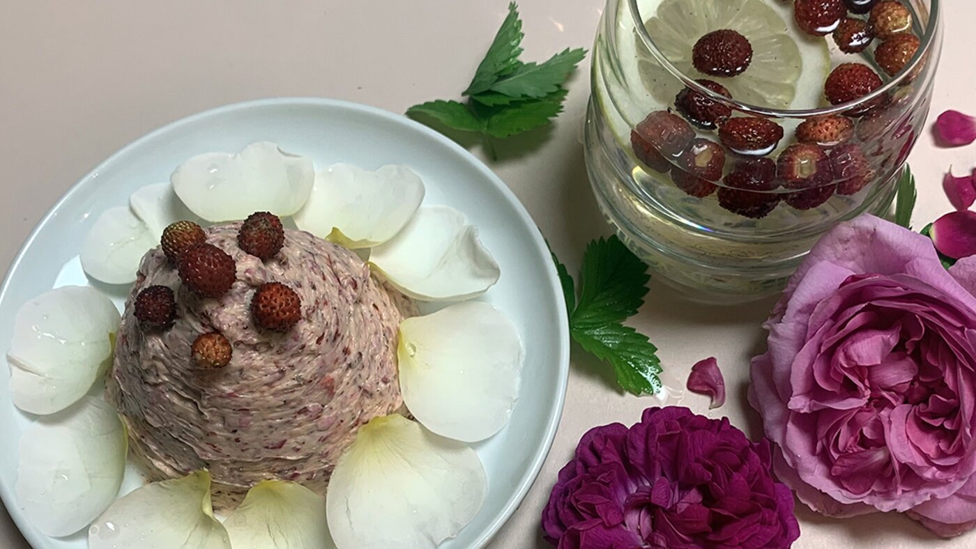 Walderdbeerwasser und Walderdbeer-Rosenbutter