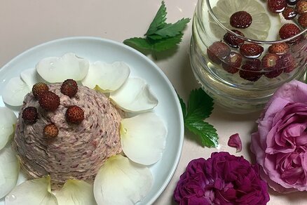 Eau aromatisée aux fraises des bois et beurre à la rose et aux fraises des bois