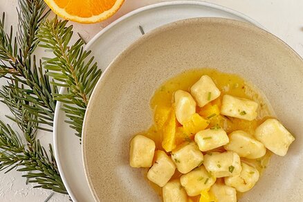 Gnocchi di ricotta con salsa all'arancia e abete bianco