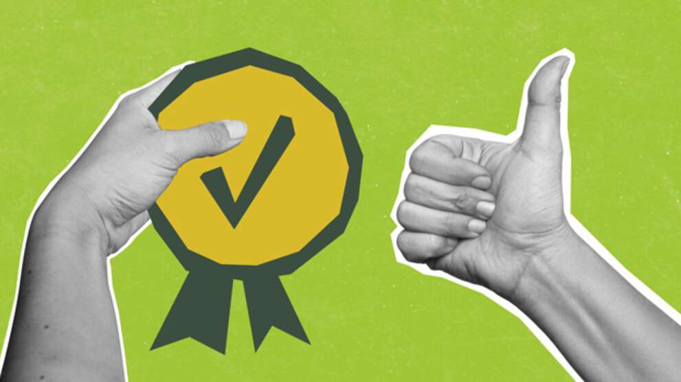 Hand hält Gütesiegel