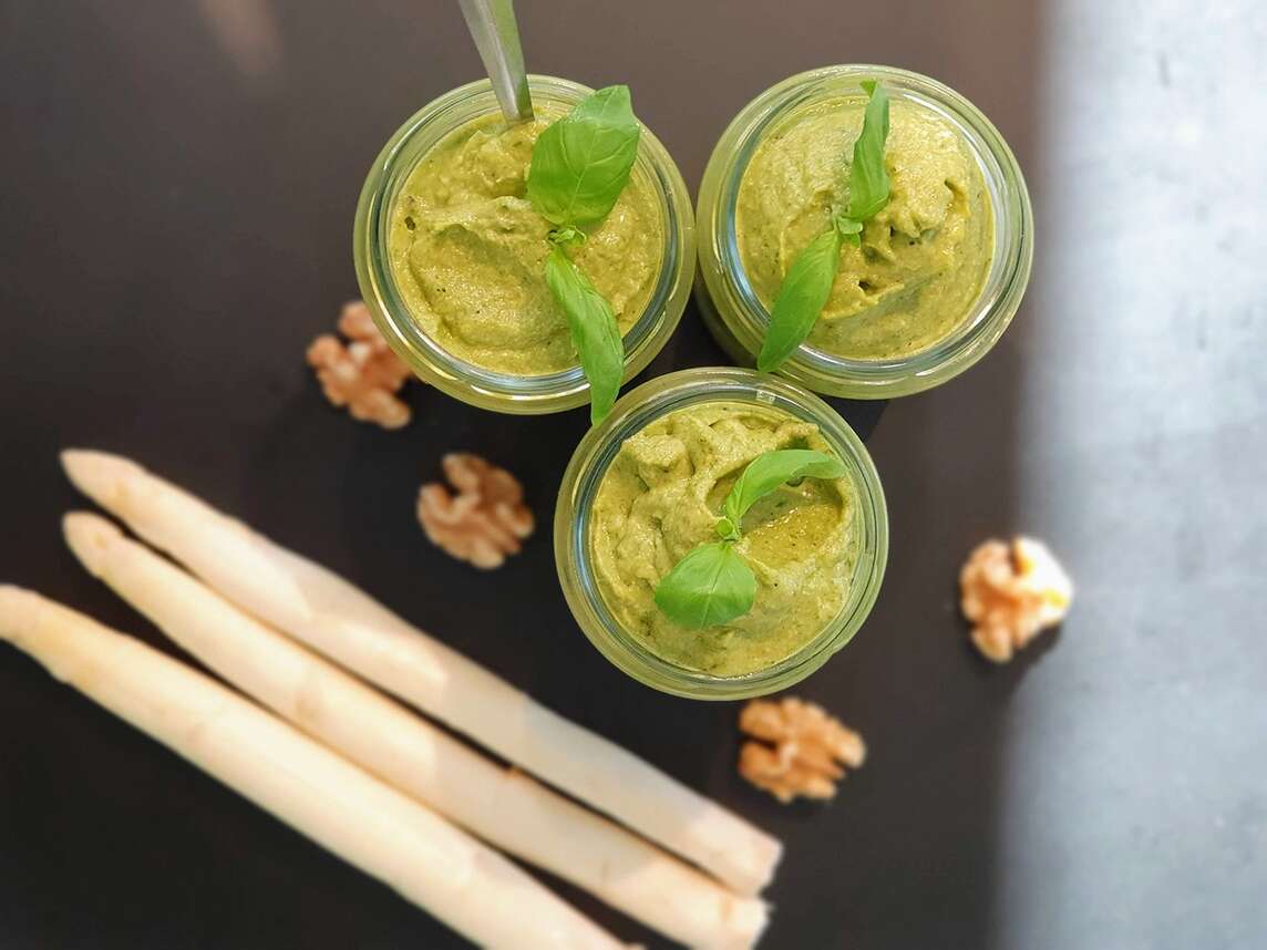 Rezept: Spargel-Pesto mit Basilikum Spargel-Pesto mit Basilikum in Gläsern