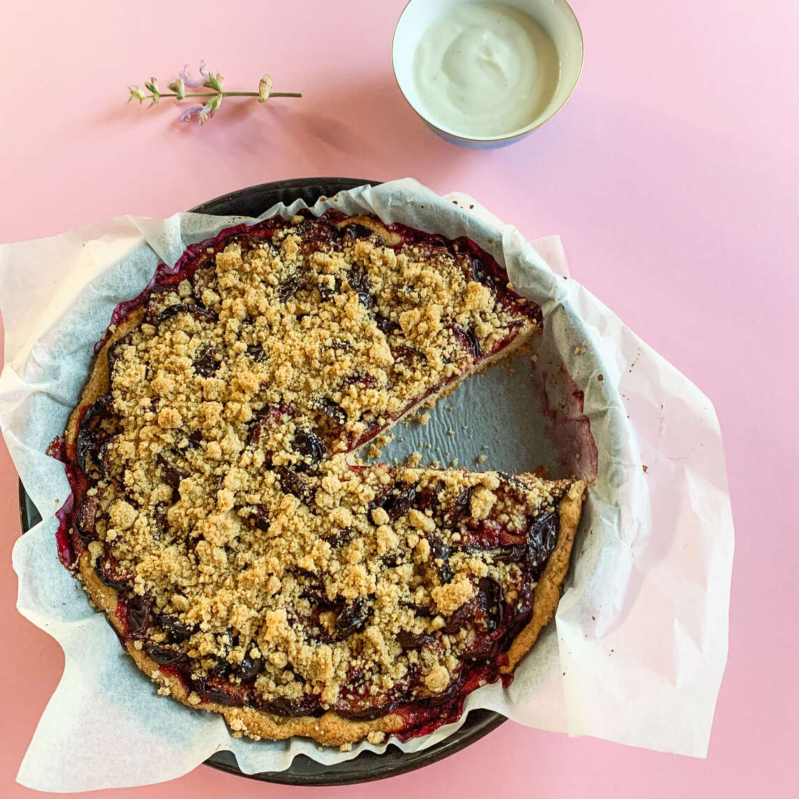 Zwetschgenkuchen mit Muskatellersalbei-Creme