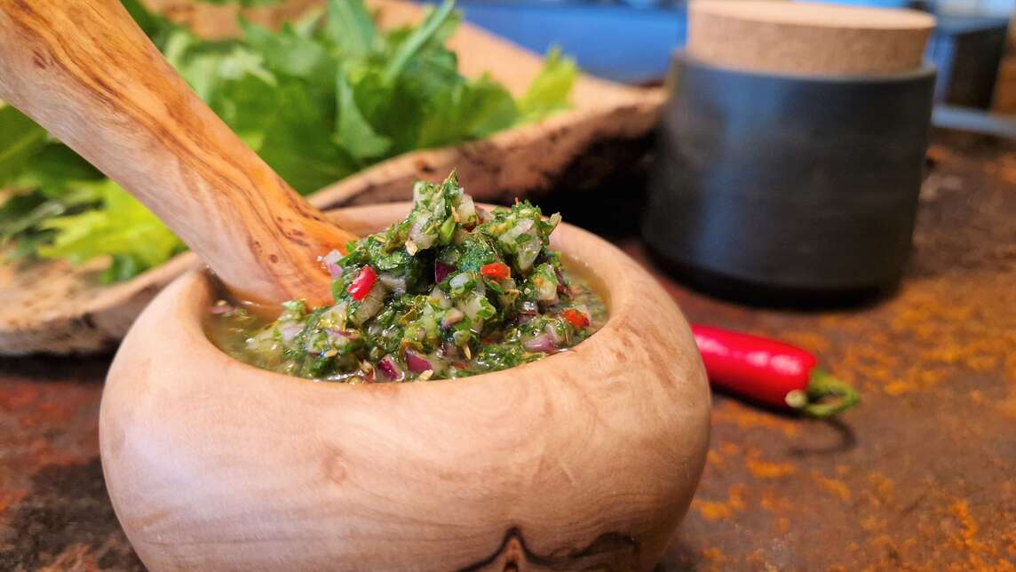 Holzschale mit Chimichurri