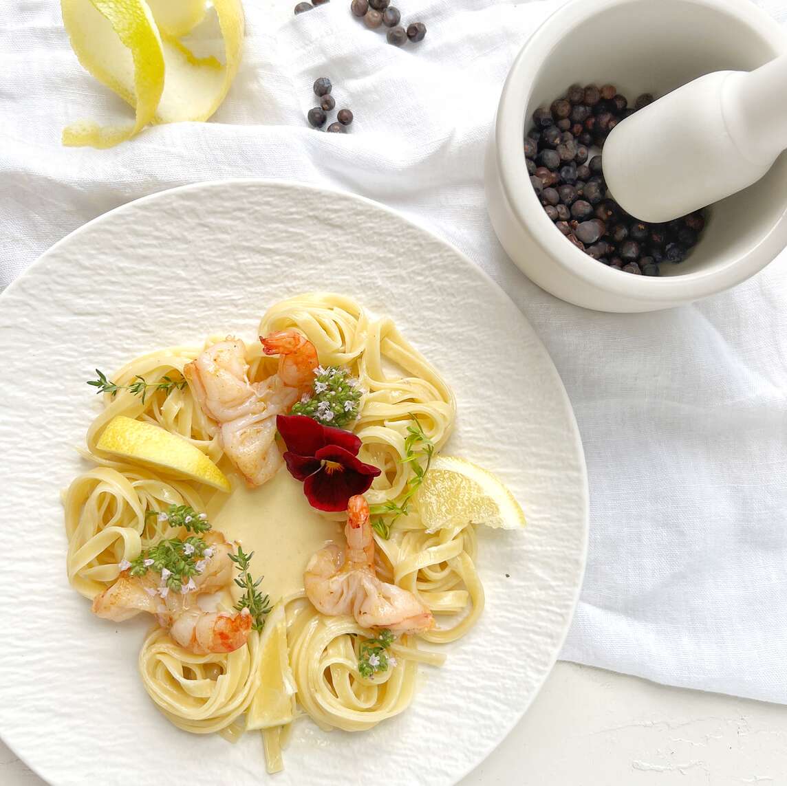 Pasta an leichter Wacholder-Gin-Sauce mit Garnelen