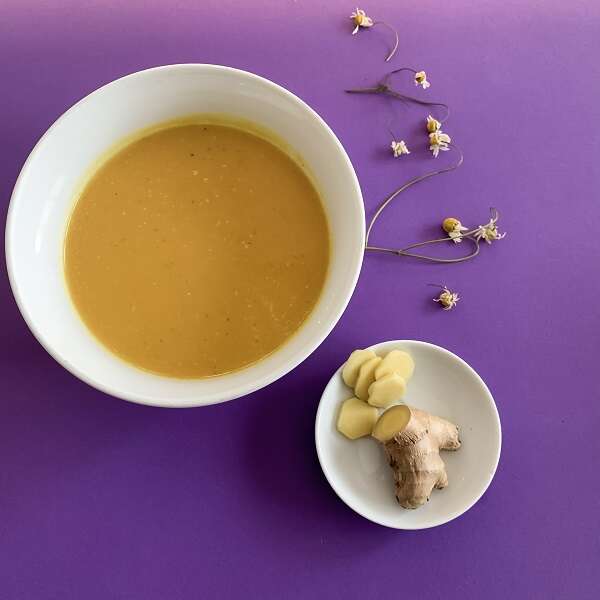 Soupe de gingembre et de patates douces à la camomille