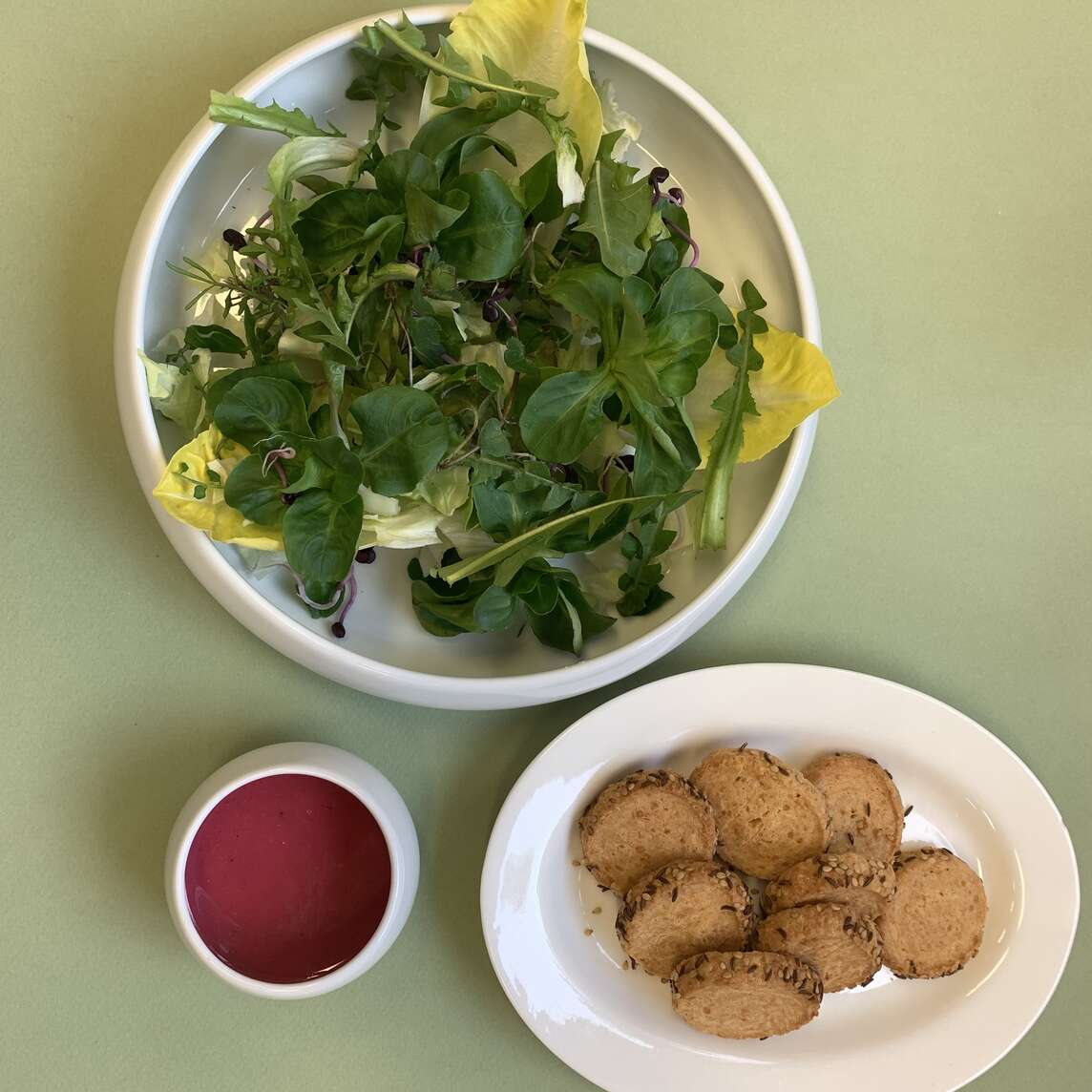 Kümmel-Käsegebäck mit Salat