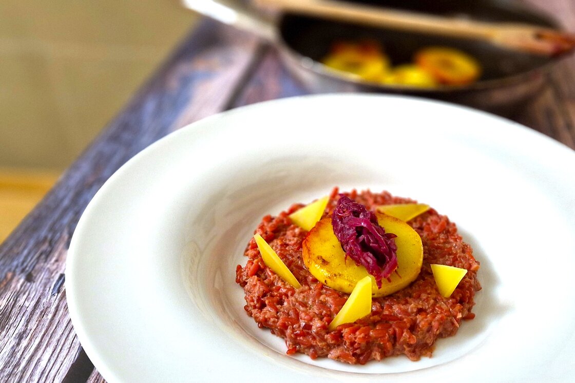 Red cabbage risotto with cloves and apple