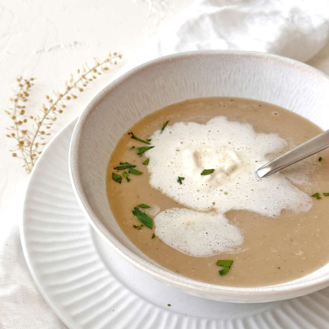 Waldmeistersuppe mit Vanille