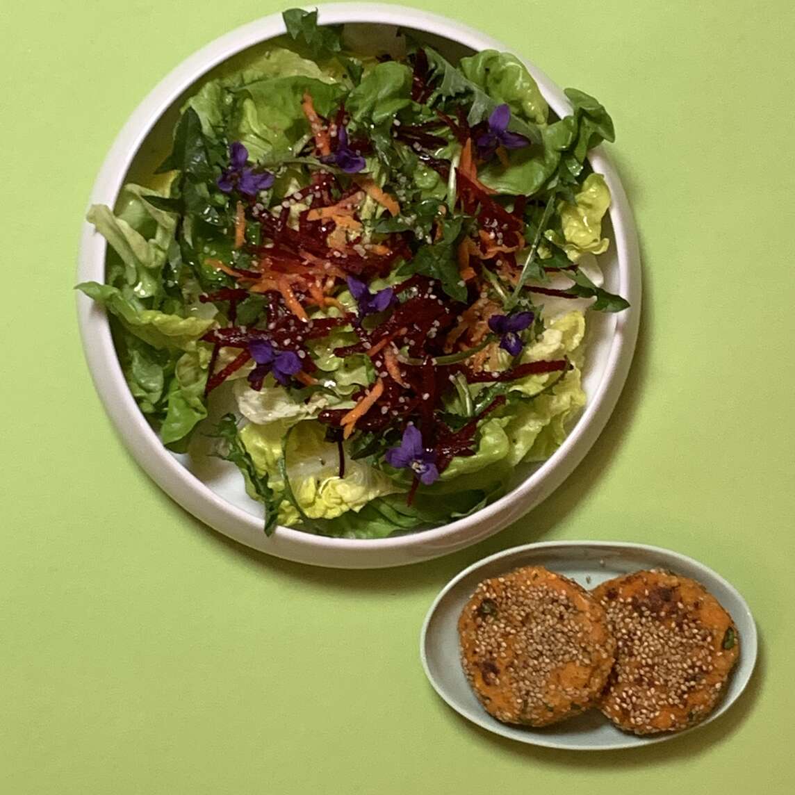 Frühlingssalat Viola mit Veilchenessig und Süsskartoffel-Taler