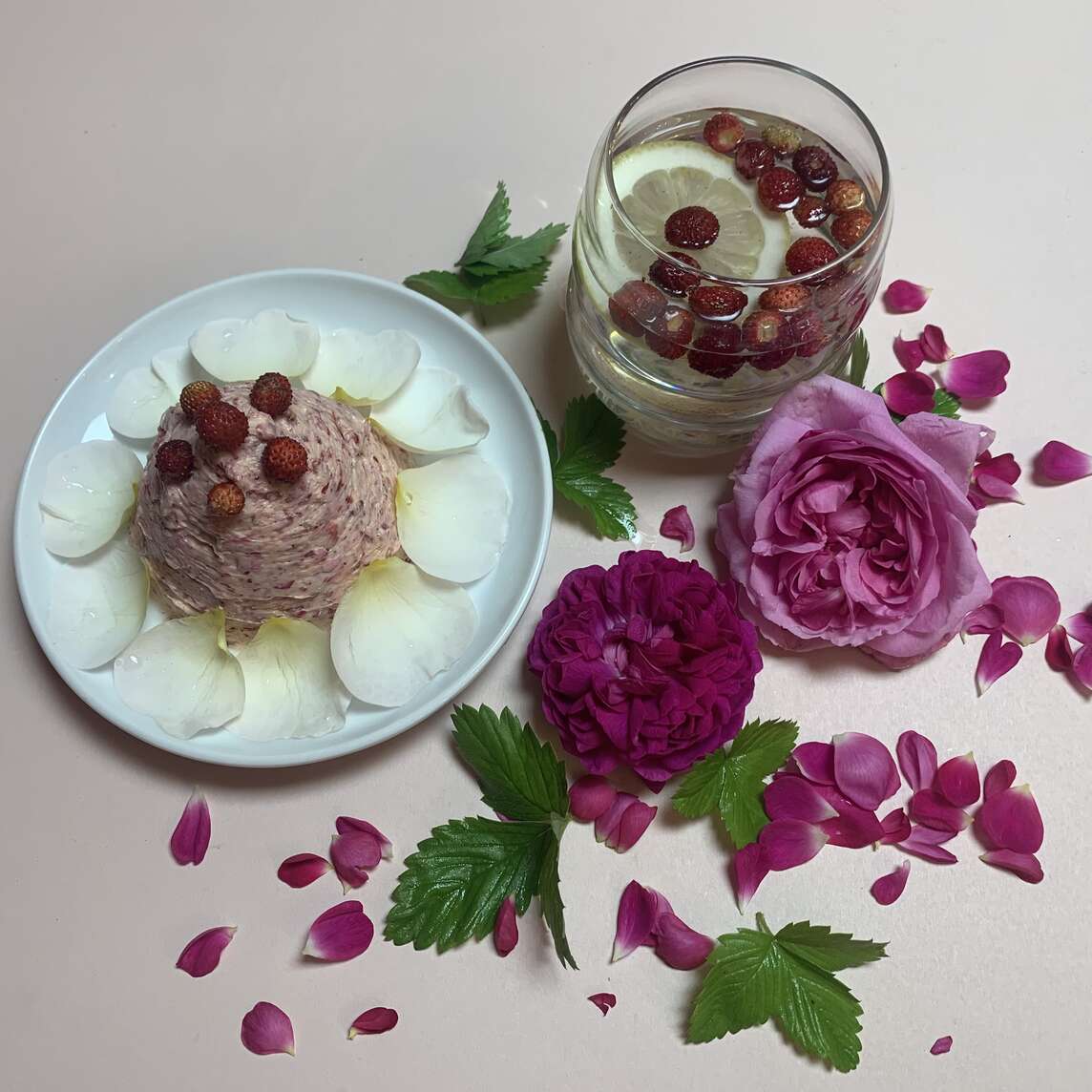 Walderdbeerwasser und Walderdbeer-Rosenbutter