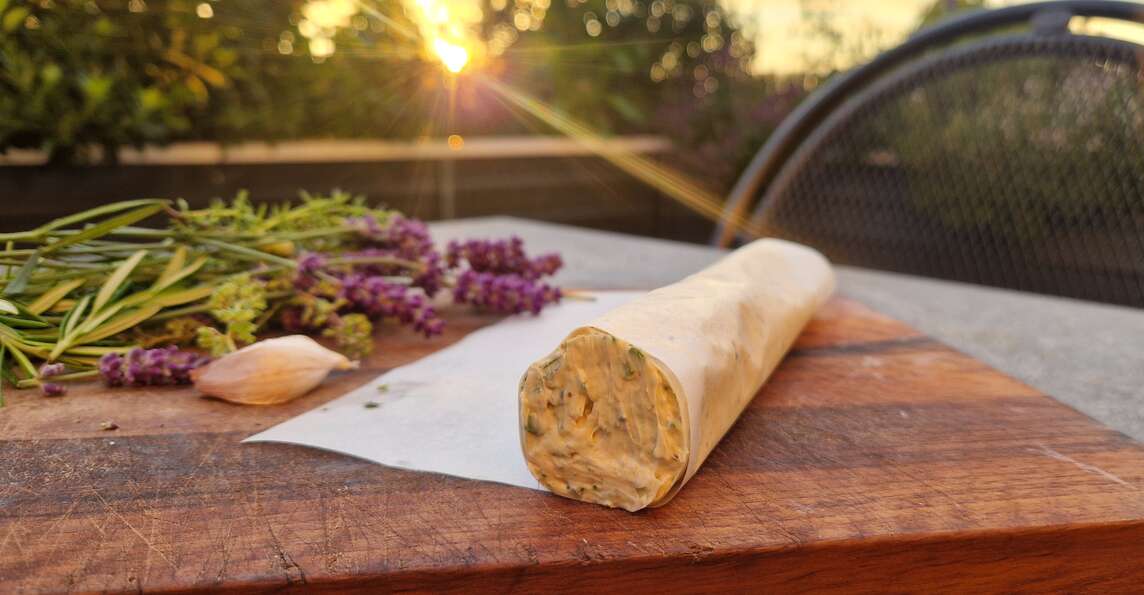 Lavendelbutter und Zutaten auf Tisch